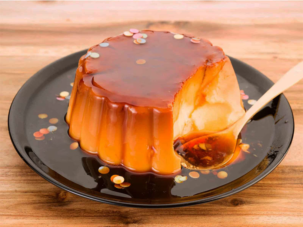 Bánh flan kết hợp cùng với cà phê